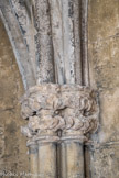 <center>Cloitre de St Trophime</center>Galerie Sud. Base des colonnettes à décor floral.