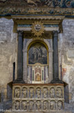 <center>Eglise de St Trophime</center>Le sarcophage date du milieu du IVème siècle, provenant de Saint HONORAT des ALYSCAMPS où il servit de maître-autel jusqu'à la fin du XVIIIème, il fut transporté ensuite à la Cathédrale, et servit au XVIIIème de Font Baptismaux, lorsque celle-ci devint Eglise Paroissiale. Il est surmonté de deux colonnes antiques en basalte.