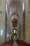 <center>Eglise de St Trophime</center>La nef : c'est le plus haut vaisseau que nous ait laissé la Provence (20 m de hauteur). Elle est divisée en cinq travées.  Elle est couverte d’une voûte en berceau brisé dont l’insertion sur les murs latéraux est décorée d’une imposte ornée de feuilles d'acanthe.