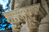 <center>Cloitre de St Trophime</center>Galerie Ouest. Sainte Madeleine baisant les pieds du Christ, en présence d'un groupe d'apôtres. Chapiteau à décor floral.