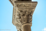 <center>Cloitre de St Trophime</center>Galerie Ouest. Pentecôte, avec la colombe qui tient dans son bec le ruban qui couronne les têtes des apôtres.