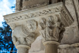 <center>Cloitre de St Trophime</center>Galerie Ouest. Un lion terrasse un personnage et une chimère l'accompagne. La Pentecôte.