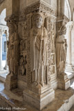 <center>Cloitre de St Trophime</center>Saint Trophime (marbre). Il est encadré par des bandeaux décorés de rinceaux peuplés d'oiseaux.
