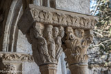 <center>Eglise de St Trophime</center>Chapiteau à trois rangs de feuilles d'acanthe. Un mufle de lion décore le dé. Mages devant Hérode.