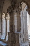 <center>Cloitre de St Trophime</center>Les  trois niches couvertes par un dais, qui abritaient de grandes statues aujourd'hui disparues.