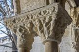 <center>Cloitre de St Trophime</center>Galerie Sud. Charlemagne condamne à mort un jeune chevalier de son armée et neuf de ses parents, les garants, pour avoir giflé l'archevêque Turpin. Chapiteau à feuillage très abîmé.