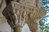 <center>Cloitre de St Trophime</center>Galerie Sud. Chapiteau à feuillage très abîmé. Charlemagne condamne à mort un jeune chevalier de son armée et neuf de ses parents, les garants, pour avoir giflé l'archevêque Turpin.