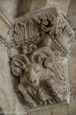 <center>Cloitre de St Trophime</center>galerie Nord. Console supportant la retombée externe du doubleau d'angle, simplement chanfreiné, représentant un avant-corps de bélier, les pattes repliées, portant une clochette à son cou.