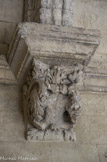 <center>Cloitre de St Trophime</center>Galerie Est. Console décorée d'un grand enroulement végétal, qui se retrouve à Montmajour.