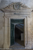 <center>Cloitre de St Trophime</center>Galerie Est. Porte du XVIIe siècle, timbrée du blason du chapitre d'Arles, à l'aigle.