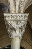 <center>Cloitre de St Trophime</center>Galerie Ouest. Les faces extérieures des chapiteaux, rarement historiés en général, sont, comme celui-ci, à feuillage.