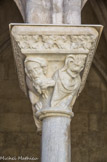 <center>Cloitre de St Trophime</center>Galerie Ouest. Chapiteau décoré d'animaux fantastiques amphisbènes avec une queue terminée par une tête humaine barbue.