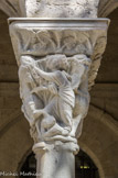 <center>Cloitre de St Trophime</center>Galerie Est. Le cavalier Constantin foulant aux pieds de son cheval un ennemi vaincu et couronné par sa femme, Fausta.