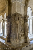 <center>Cloitre de St Trophime</center>De gauche à droite : saint Pierre, le bas-relief représentant la Résurrection, saint Trophime,  les Saintes Femmes achetant des aromates,  saint Jean.