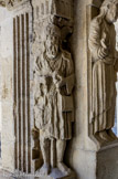 <center>Cloitre de St Trophime</center>galerie Nord. Le second pèlerin, coiffé d'un bonnet à côtes, les pieds nus, porte également une musette.