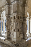 <center>Cloitre de St Trophime</center>Pilier d'angle des galeries est-nord. Saint André, saint Etienne et saint Paul, avec deux bas-reliefs représentant la lapidation de saint Etienne et l'Ascension.