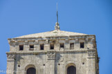 <center>Cloitre de St Trophime</center>Pilastres à chapiteaux corinthiens et le quatrième étage.