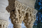 <center>Cloitre de St Trophime</center>galerie Nord. Chapiteau à trois rangs de feuilles d'acanthe.
Le Sacrifice d'Abraham.
