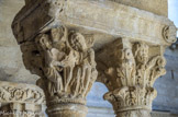 <center>Cloitre de St Trophime</center>galerie Nord. Chapiteau à deux rangs de feuilles d'acanthe; trois grosses têtes occupent la place des fleurons. Saint Paul devant l'Aréopage.