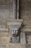 <center>Cloitre de St Trophime</center>Galerie Est. Doubleau mouluré de trois tores. Console à tête de lion.