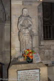 <center>La crypte de l'abbatiale de Saint-Gilles. </center> Souvenir du pèlerinage des conférences de St Vincent de Paul des diocèses de Montpellier, Aix et Nîmes à Saint-Gilles, le 29 avril 1877.