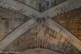 <center>La crypte de l'abbatiale de Saint-Gilles. </center> Clé de voûte représentant le Christ bénissant dans la travée centrale.