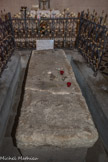 <center>La crypte de l'abbatiale de Saint-Gilles. </center> Tombeau de Saint-Gilles, réaménagé au XIXème siècle. Il porte l'inscription : IN HTML QI C B AEGD (dans ce tombeau repose le corps du bienheureux AEGIDIUS).