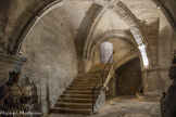 <center>La crypte de l'abbatiale de Saint-Gilles. </center> Le collatéral nord, avec l'escalier des pélerins, avec restes d'un premier escalier, abandonné lors de la construction de l'église haute.