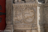 <center>L'abbatiale de Saint-Gilles. </center> Centaure chassant un cerf. Le centaure, être hybride, représente les forces infernales du mal.