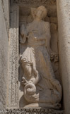 <center>L'abbatiale de Saint-Gilles. </center> Saint Michel terrassant le dragon. L'artiste qui exécuta cette représentation est aussi celui qui a fait la plus grande partie de la frise. On remarquera les savants drapés de la tunique de Saint-Michel, son mouvement est l'expression du visage.