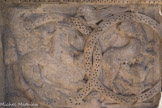 <center>L'abbatiale de Saint-Gilles. </center> Lionne allaitant des lionceaux : symbole de la Résurrection du Christ d'après les auteurs de l'antiquité chrétienne.