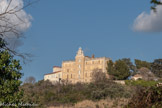 <center>Monastère De La Servianne. </center> Le château de la Servianne dépendait d'une terre appelée La Rascassa, appartenait à la fin du XVème siècle à une famille Dupuy, dite Servian, du nom d'un capitaine de bâteau. Puis ce fut la maison de campagne de la famille Deluil-Martiny. Au milieu du XIXe siècle, ce n'était qu'une ferme flanquée de deux tours crénelées.