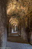 Les Arènes. <br> Un vomitorium ou vomitoire. De nombreux escaliers et 5 galeries circulaires permettent une circulation optimale.