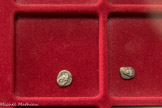 <center>Auriol. Musée Martin-Duby</center> Tête de bélier, à gauche. Tritartémorion milésiaque 0,86 g. env 495/470-460 av. J.-C.
Tête de lion à gauche, la gueule ouverte. Hémiobole milésiaque 0,50 g. env. 490/485-470 av. J.-C.