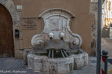 <center>Auriol</center> Fontaine devant l'ancien moulin à grains, aujourd’hui maison sociale. Le moulin de la Paroisse fonctionnait avec le béal dont l’eau descendait de la rue des Gorgues par une chute. Il était très important en 1524, détruit le 18 août 1536 par Blaise de Montluc, Maréchal de France, pour priver d’approvisionnement les troupes de Charles Quint. Puis il fut remis en fonction