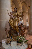<center>Auriol. L'èglise.</center>ND des Anges portant l’Enfant Jésus. Statue en bois sculpté.