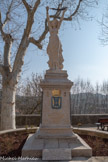 <center> Fuveau.</center>Place du souvenir Français. Erigé sur l'emplacement de l'ancien cimetière de la commune, ce monument représente une Marianne les bras levés, qui jusqu’en 2008, ne brandissait rien, avec la bouche ouverte de façon quelque peu surprenante et les autochtones lui ont donné un surnom peu amène, la folle. Depuis, elle a retrouvé sa palme.
