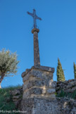 <center>Saint-Laurent-la-Vernède.</center> Placées à proximité des villages, certaines croix servaient aux Rogations, fête aujourd’hui oubliée mais alors essentielle en milieu rural. Les Rogations, initiative en 474 de Saint-Mamert, évêque de Vienne, constituaient une fête liturgique s’échelonnant sur trois jours, du lundi au mercredi précédant l’Ascension. Elles avaient pour but de demander à Dieu la préservation des calamités naturelles.