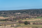 <center> Lussan.</center> Vue sur l'espace agricole préservé et les mas autrefois destinés à l'élevage du mouton.