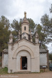 <center> Cuges-Les-Pins.</center> La chapelle Saint-Antoine de Cuges.
Le cartulaire de Saint- Victor nous apprend qu’au XIe siècle, lorsque la Provence fut libérée de l’envahisseur Sarrazin, après deux siècles de massacres et de pillages, un château féodal fut construit par les vicomtes de Marseille pour protéger les confins de leur domaine. Il se dressait sur l’oppidum dominant le village actuel. La chapelle du château servait à la population du petit bourg, protégé par des murs d’enceinte. Elle était honorée sous le vocable de « Sainte-Croix ».