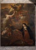 <center>Saint Jean de Fos</center> La chambre de Marie, qui fut l’objet d'une véritable inflation décorative au Quattrocento, est ici simplement suggéré par le lit, à l'extrême droite du tableau. L'ange Gabriel est le pivot du récit, à la fin témoin et acteur. Sa position, de profil, agenouillé, en rebord de l'image, à gauche, a valeur démonstrative. Malgré toute sa vélocité, il a été précédé dans la petite chambre de Marie, par Dieu le Père et par la colombe, qui dans un énergique déploiement d‘ailes, figure l’irruption divine. Marie signifie son acceptation par l’abaissement de la tête, et surtout  par le mouvement d’agenouillement accompagné du geste de la main. La fleur de lis, au premier plan, participe au sens allégorique et spirituel de l’image.