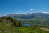 Le Lac de Pierre Châtel. Tout à gauche, le massif de Belledonne. Le Grand Serre, et à droite, le Tabor.