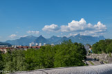 <center>Le Vieux Pont-de-Claix. </center> Derrière les bâtiments, le Néron, puis au fond, le massif de la Chartreuse, de la Grande Sure à gauche, à la Dent de Crolles à droite, en passant par Chamechaude, la Pinéa et le  Grand Som. La partie blanche à gauche du Néron est la trace de l'éboulement de 2011.
