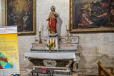 <center>L'abbatiale de Saint-Gilles. </center> Autel du Sacré Coeur.