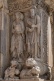 <center>L'abbatiale de Saint-Gilles. </center> Saint Jacques le Majeur et Saint Paul. Sculpteur : Brunus. Servant de socle aux grandes statues d'apôtres, taillés dans le marbre, des fauves déchirent un homme et un bélier.