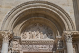 <center>L'abbatiale de Saint-Gilles. </center> La rencontre d'Emmaüs (le Christ entre deux disciples. Jésus et Marie-Madeleine qui essuie les pieds du Christ avec sa chevelure. Les femmes achetant les parfums. Les saintes femmes au tombeau et les soldats endormis. L'apparition de Jésus ressuscité.