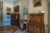<center>Le château d'Espeyran. </center> Le vestibule d'entrée. Au XVII siècle, une école de menuiserie réputée dans tout le Languedoc s'est développée à Sumène. Elle se caractérisait par la production d'armoires et de placards en noyer, comportant des panneaux sculptés et une importante ornementation.