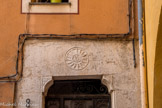 <center>Villefranche-sur-Mer.</center> Haut de porte en pierre de la Turbie.