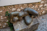 <center>Villefranche-sur-Mer. Fondation Musée Volti.</center> Arabesques, 1963. Tout au long de sa vie, Volti va sculpter des femmes et son œuvre toute entière est un chant à la gloire du corps féminin. Volti s'intègre parfaitement dans la lignée des grands sculpteurs du XXème. Comme Rodin, Maillot ou Bourdelle, il a le souci de la plénitude des formes, sacrifiant le détail au profit de l'harmonie de l'ensemble. Il révèle aussi l'influence de Matisse dans son attrait affirmé pour les formes fondamentales qui atteignent un maximum de dépouillement.