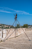 <center>Villefranche-sur-Mer.</center> Le Grand Guetteur de Nicolas Lavarenne. 2018. Bronze, 6 m de haut.